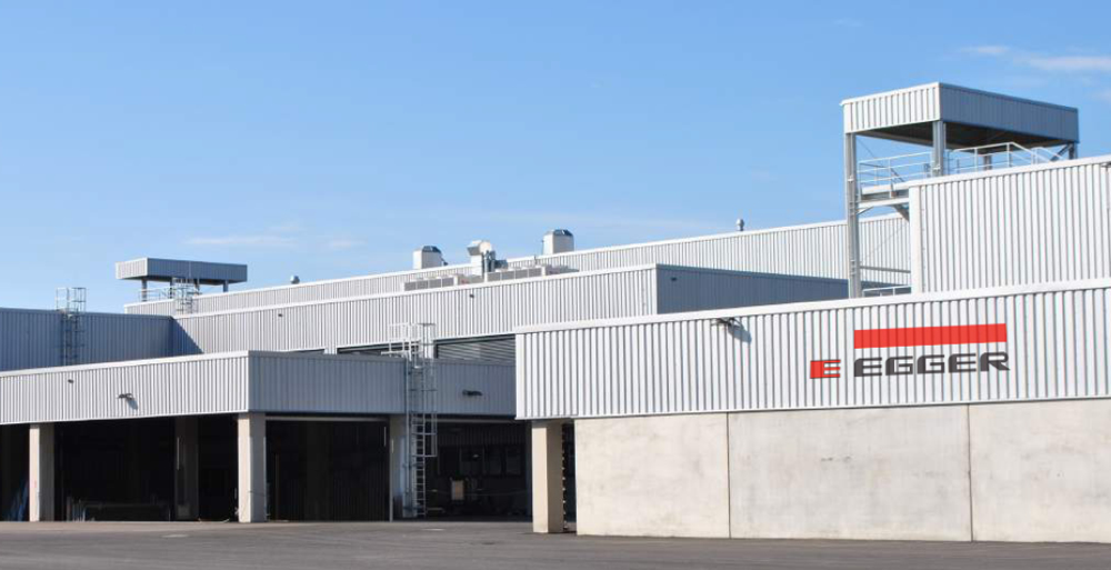 Hala EGGER Biskupiec - szare płyty warstwowe, betonowe elementy zabudowy