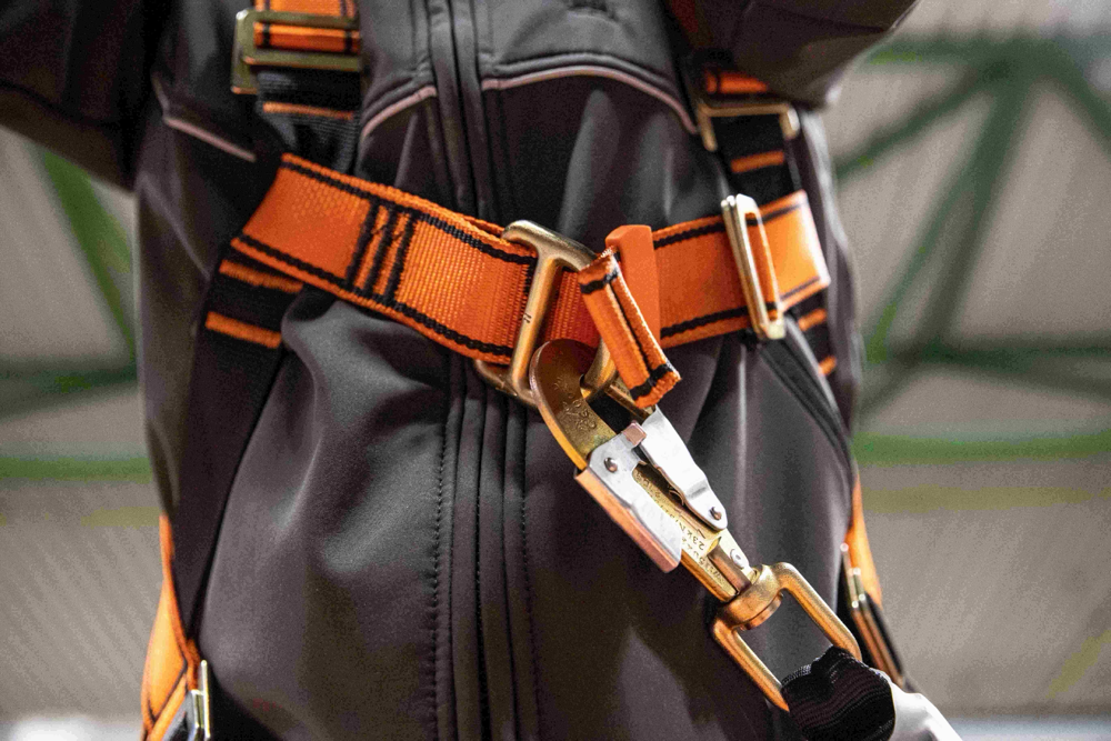 uprząż bezpieczeństwa z karabińczykiem – sprzęt ochrony indywidualnej do pracy na wysokości