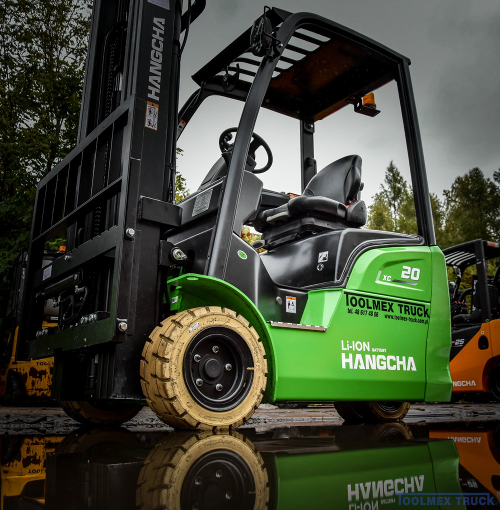 Zielony elektryczny wózek widłowy Hangcha Li-Ion Toolmex Truck na placu.