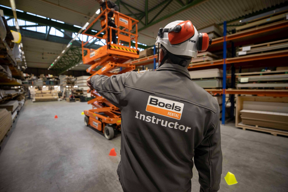 instruktor prowadzący szkolenie na podnośniku nożycowym – kurs wysokościowy w praktyce