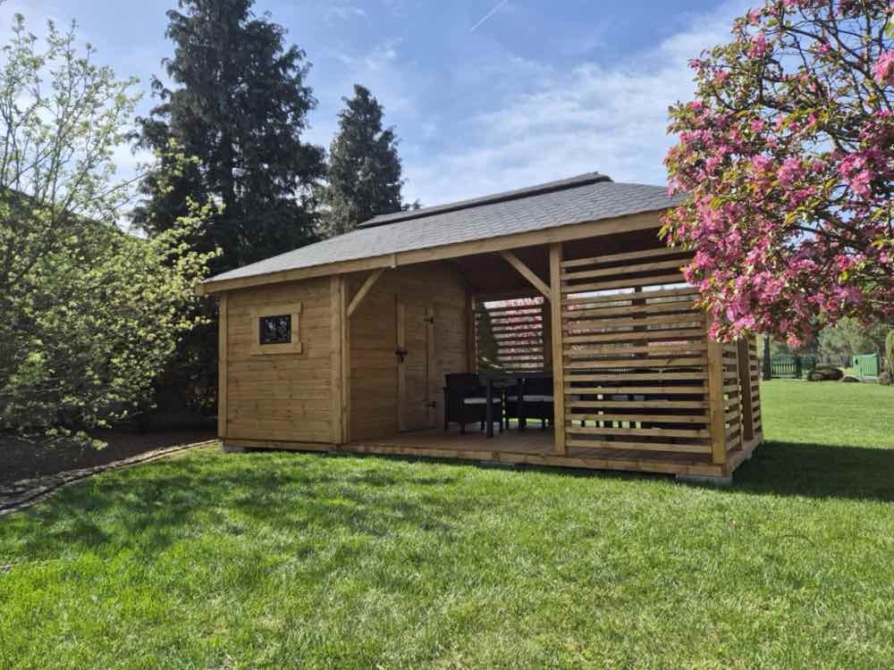 3. Drewniana altana z domkiem narzędziowym i ażurową strefą wypoczynkową w ogrodzie.