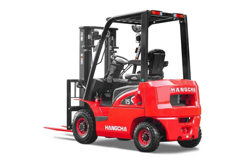 Czerwony wózek widłowy Hangcha 15 na białym tle.