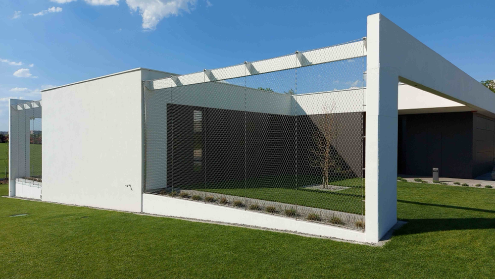 siatka nierdzewna w nowoczesnym domu – lekkie ogrodzenie i przegroda tarasu