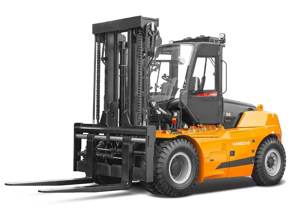 Pomarańczowy wózek widłowy Hangcha na białym tle.