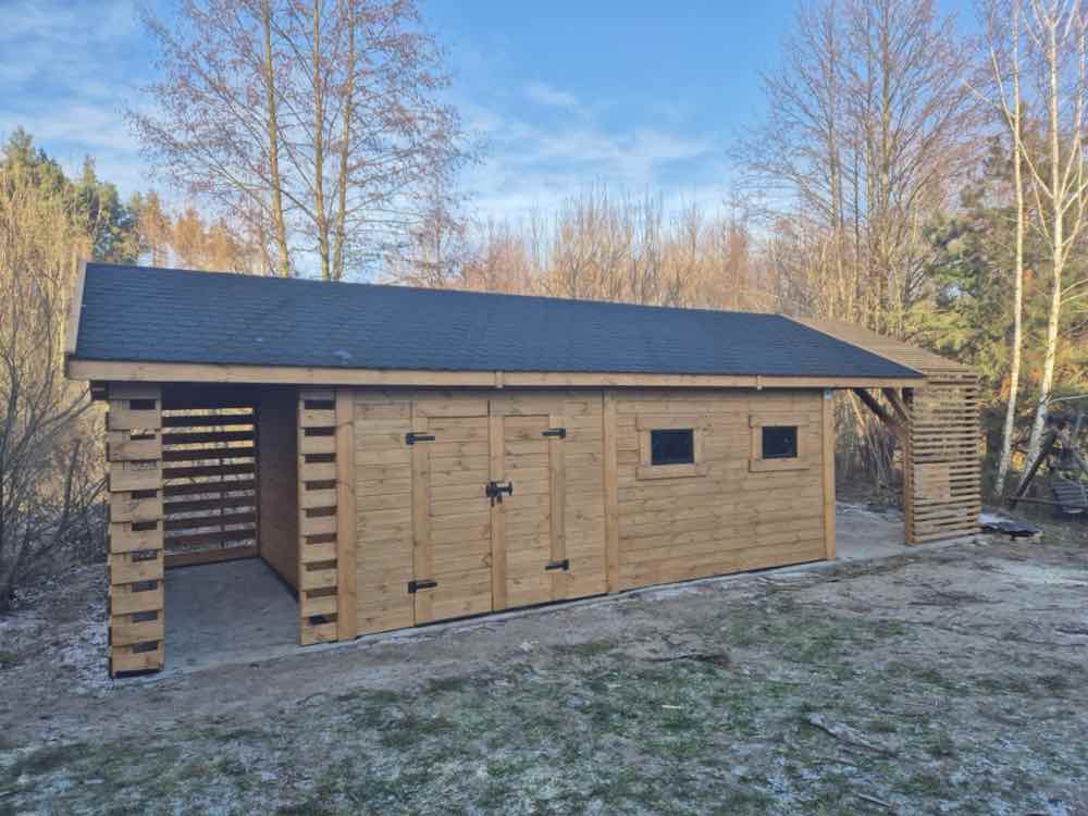 4. Rozbudowany domek narzędziowy z długą altaną i osłonami z drewnianych listew.