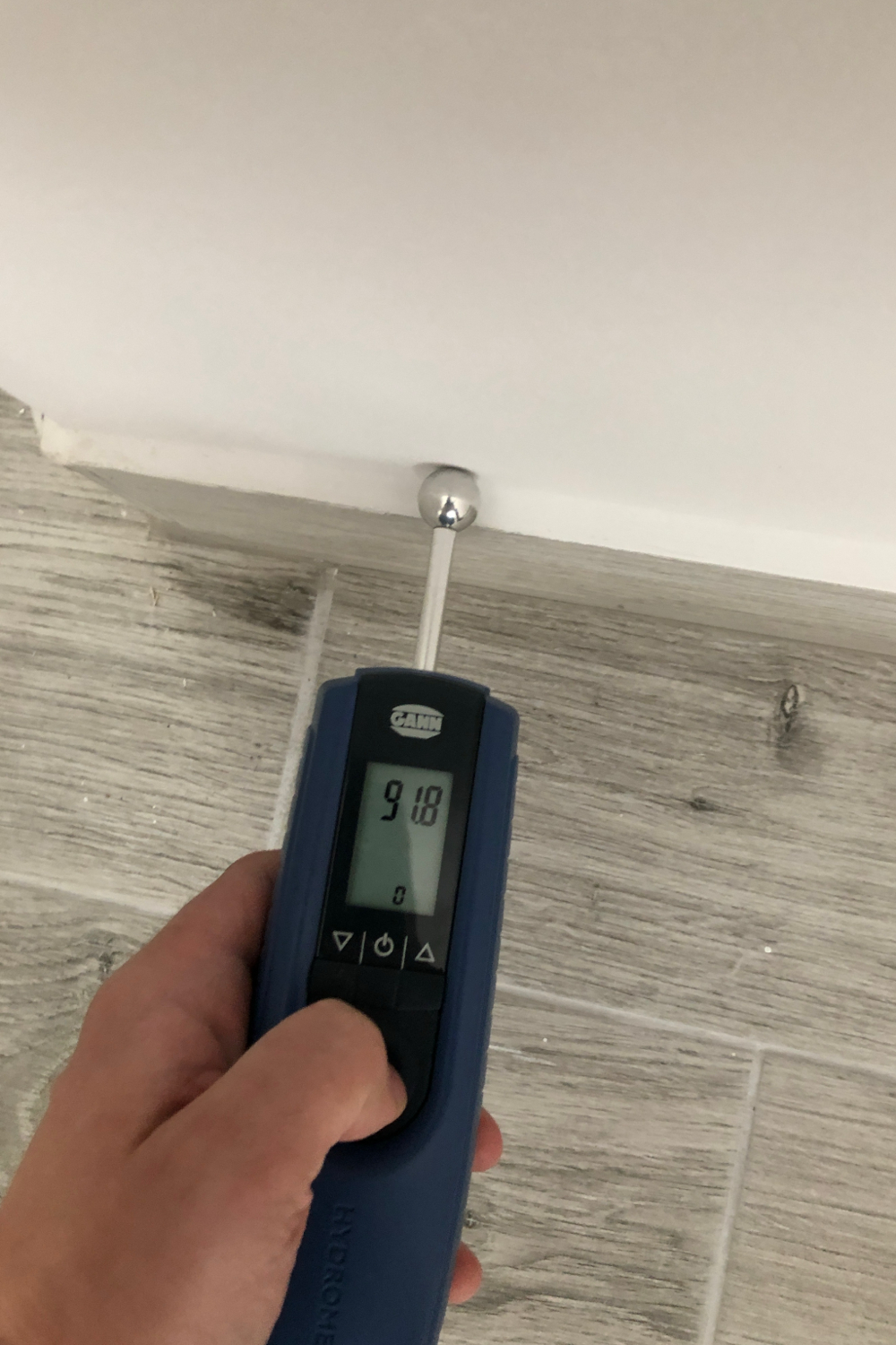 pomiar wilgotności ściany po zalaniu mieszkania – diagnostyka zawilgocenia