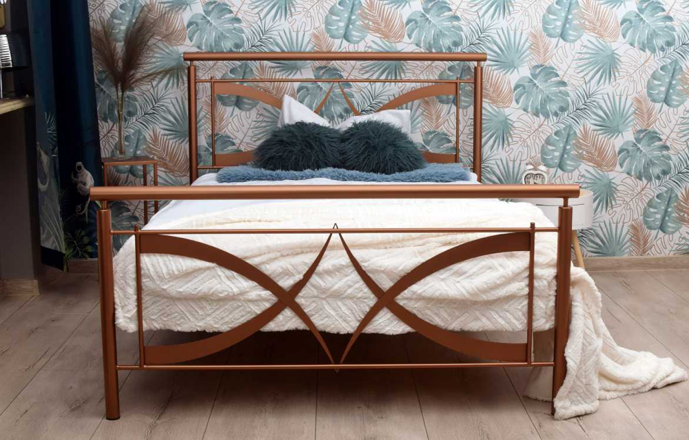 Czarne metalowe łóżko o prostej formie w nowoczesnej sypialni z ceglaną ścianą.