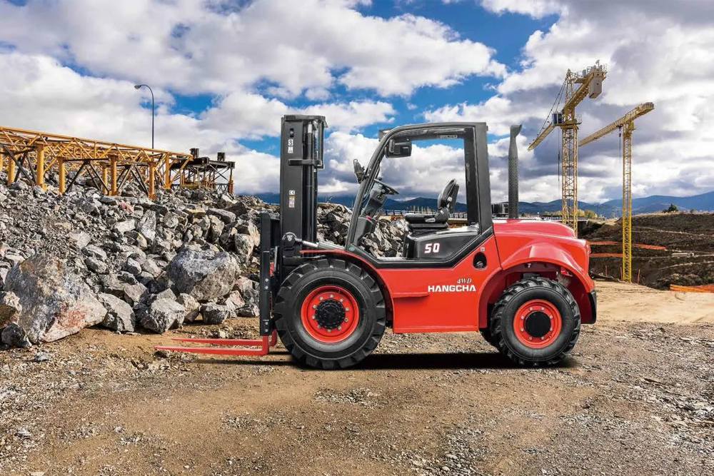 Czerwony wózek widłowy Hangcha 50 pracujący na placu budowy w terenie