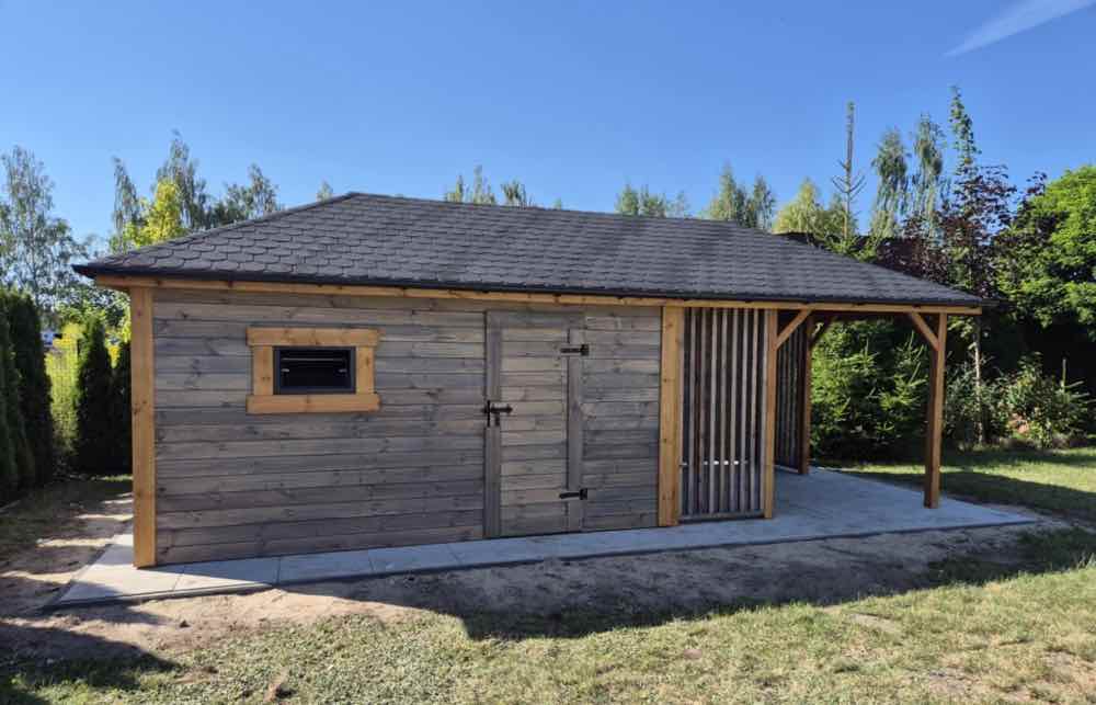 6. Drewniany domek narzędziowy z zadaszoną altaną i kopertowym dachem.