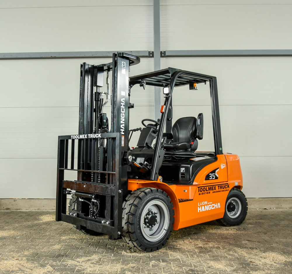 Pomarańczowy wózek widłowy Hangcha Li-Ion Toolmex Truck ustawiony przy hali magazynowej.