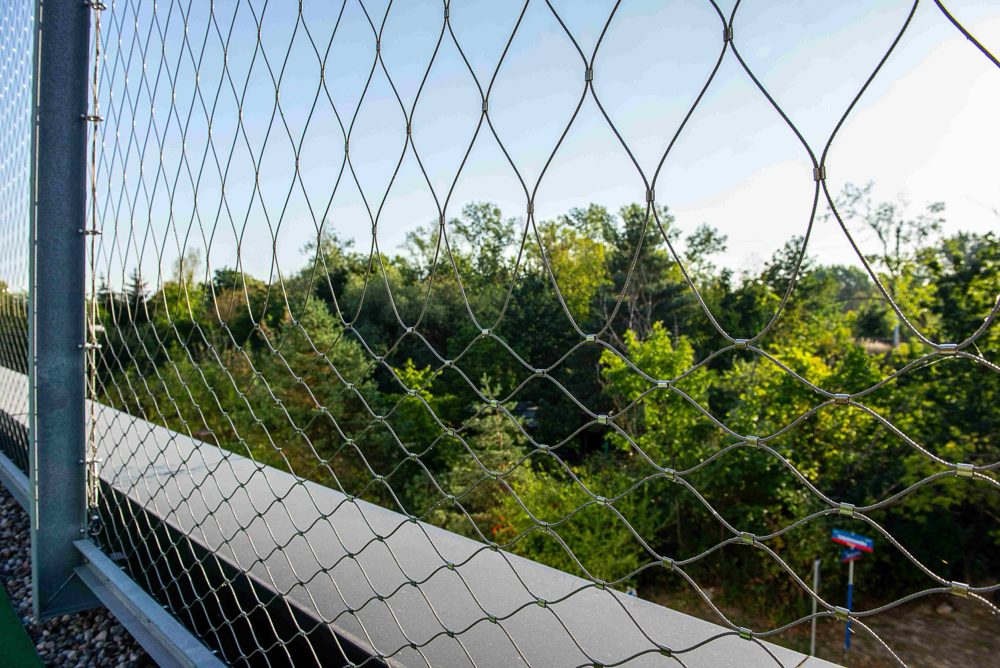 zbliżenie siatki z lin nierdzewnych – struktura oczek i trwałe połączenia stalowe