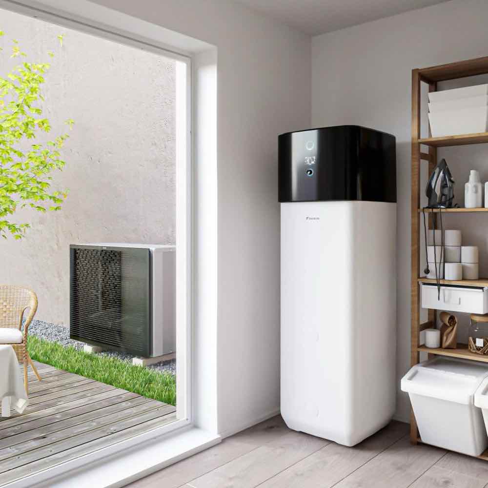Pompa ciepła powietrze-woda Daikin Altherma 3 H MT ECH₂O w pomieszczeniu technicznym z widoczną jednostką zewnętrzną za oknem.