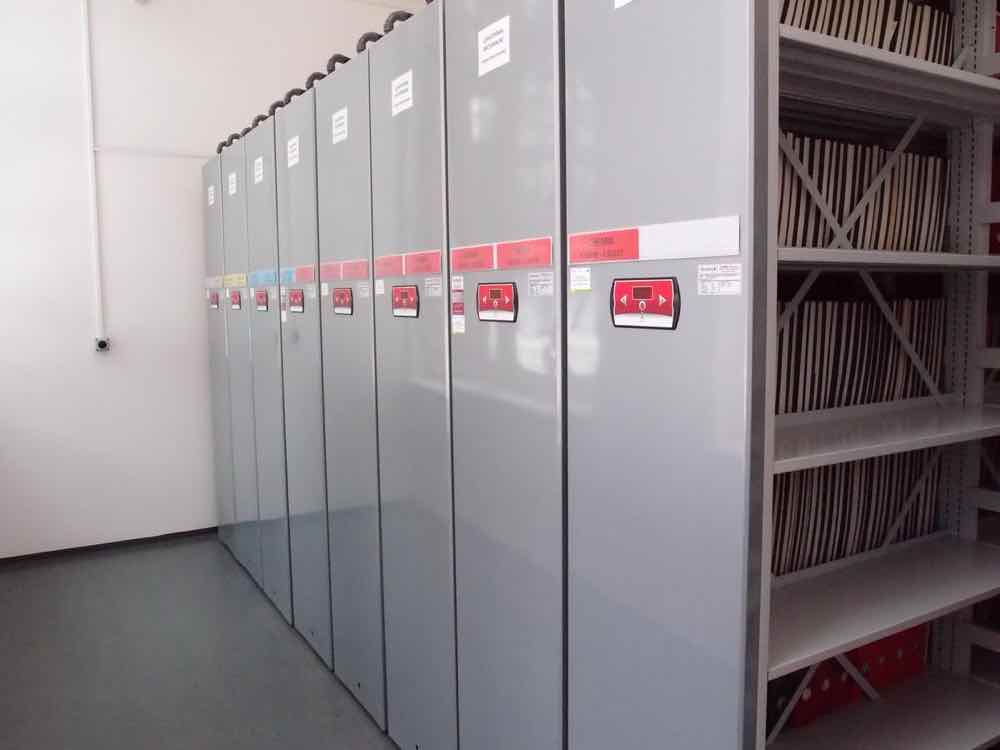 Regały przesuwne do archiwum z napędem elektrycznym, przeznaczone do przechowywania dużej ilości akt i dokumentów