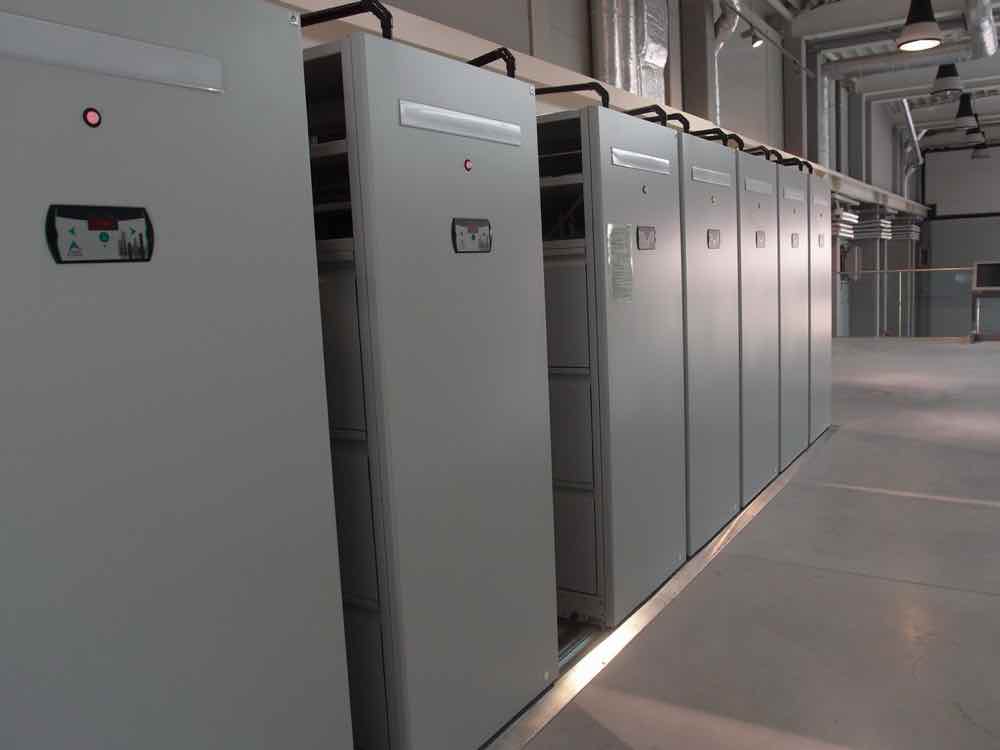 Regały przesuwne do archiwum sterowane elektrycznie w przestronnym pomieszczeniu technicznym