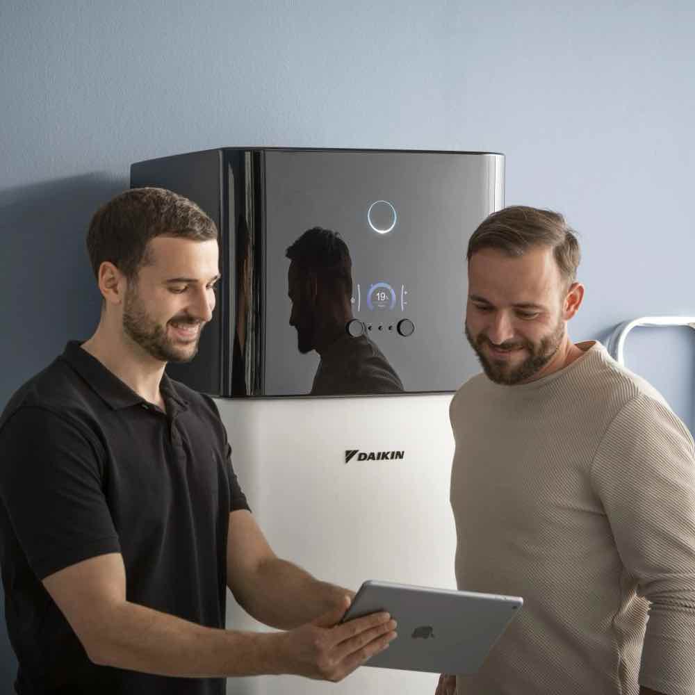 Instalator omawia ustawienia pompy ciepła Daikin Altherma z użytkownikiem przed pierwszym uruchomieniem.