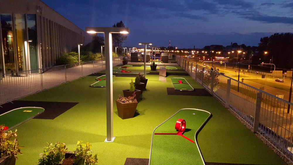 Oświetlone tory do minigolfa outdoor na dachu Tarasów Zamkowych w Lublinie.