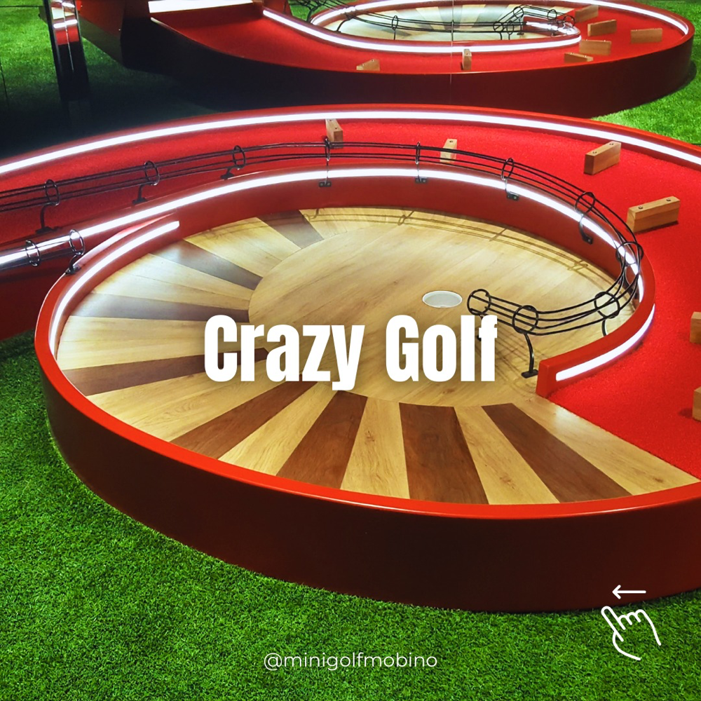 Nowoczesny tor do minigolfa Crazy Golf o spiralnym kształcie, z czerwonymi bandami i nietypowymi przeszkodami.