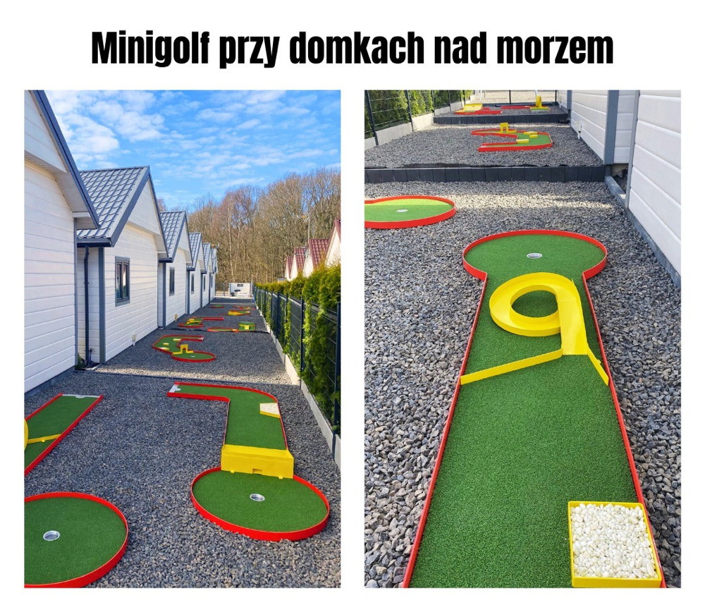 Tory do minigolfa MetalBand przy domkach nad morzem, ze sztuczną trawą i kolorowymi przeszkodami.