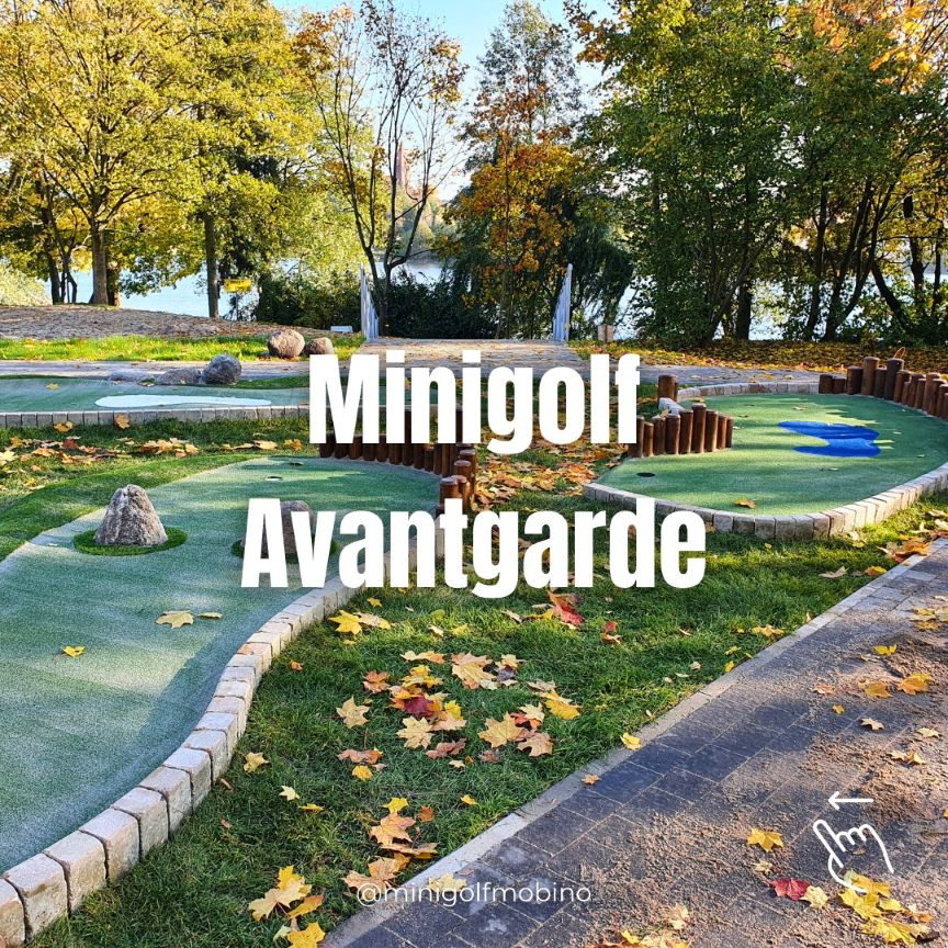 Tory do minigolfa Avantgarde w parku, wykończone kamiennymi obrzeżami i elementami drewnianymi.