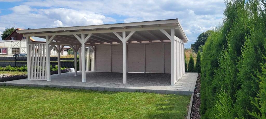 Biała wiata ogrodowa Drewnotrik W10 5 × 8 m z częściową zabudową ścian.