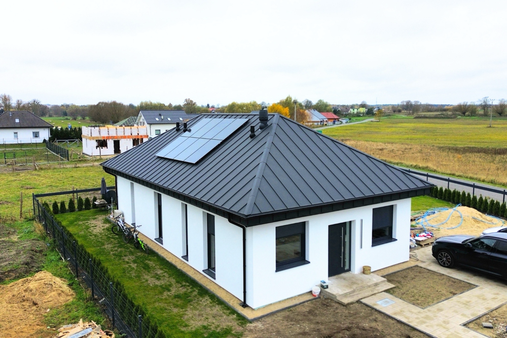 5. Gotowy dom prefabrykowany FLiXHOME z dachem kopertowym i instalacją fotowoltaiczną.