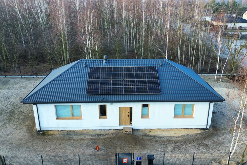 6. Parterowy dom prefabrykowany FLiXHOME z panelami fotowoltaicznymi na dachu.