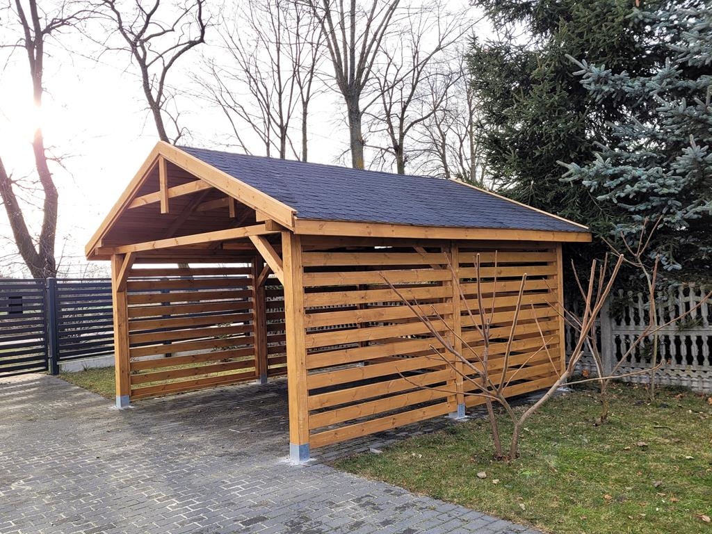 Wiata samochodowa Drewnotrik B80 3,5 × 5 m z dwuspadowym dachem i poziomymi lamelami.