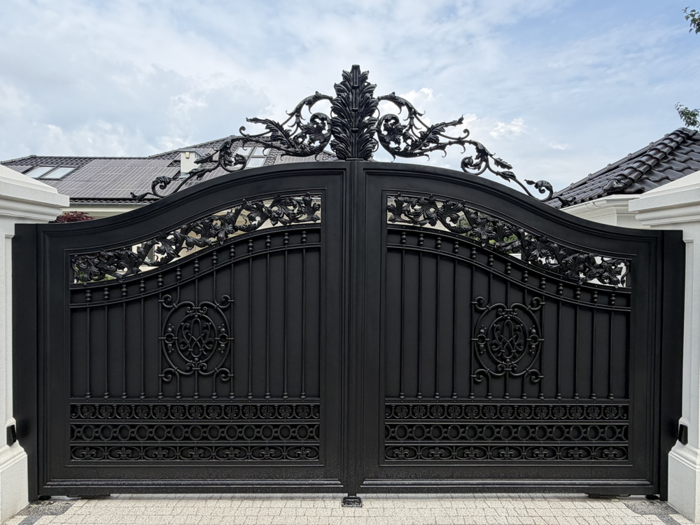 1. Czarna dwuskrzydłowa brama kuta Rokoko z bogatą ornamentyką w stylu pałacowym