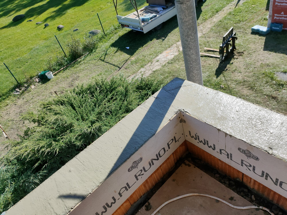 Narożny fragment szalunku traconego Alruno zamontowanego na ścianie budynku.